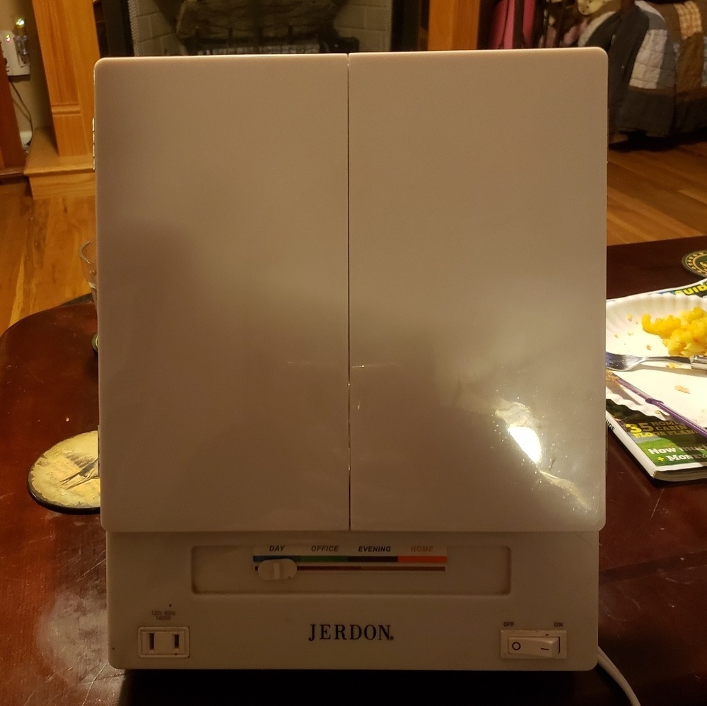 JERDON Light Up Trifold Makeup Mirror